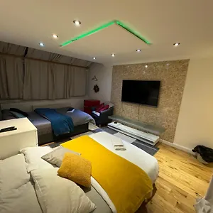 Guest house Cozy Near, London